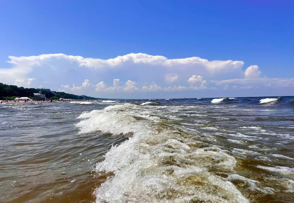 Криві Хвилі Балтійському Морі Проти Блакитного Неба Пухнастими Хмарами Юрмалі — стокове фото