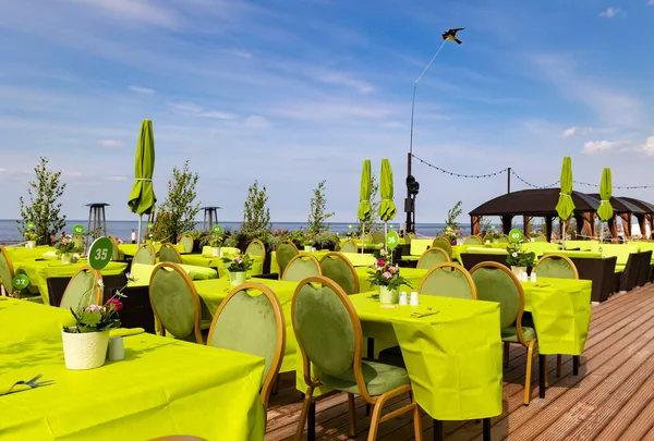 Latvia Majori Jurmala Jurmala June 2023 在拉脱维亚Jurmala的波罗的海沿岸开设餐厅阳台 桌上有绿色桌布 附近的绿色植被 — 图库照片