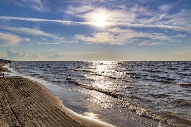 Jurmala, Letonya 'da gün batımında berrak kıyıları ve küçük sirrus bulutlarıyla Baltık Denizi. Letonya 'da doğa çekimi.