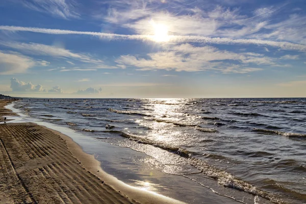 在拉脱维亚的Jurmala 平静的波罗的海 拥有清澈的海岸和日落时分的小卷云 拉脱维亚自然枪击案 — 图库照片