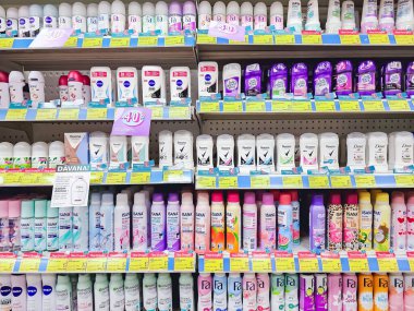 LATVIA, RIGA, 15, HAZİRAN, 2023: çeşitli marka deodorant ve terleme önleyici ürünlerle dolu raflar MeGO süpermarketinde satışta, Riga. Letonya.
