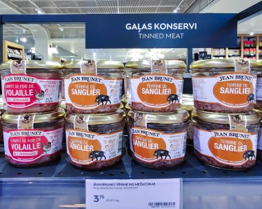 LATVIA, RIGA, 03, HAZİRAN, 2023: yaban domuzu yahnili cam kavanozlar Jean Brunet Terrine de Sanglier alışveriş merkezinin şarküteri bölümünde, Riga. - Letonya. Eski bir Fransız tarifine göre yaban domuzlu geleneksel terrine..