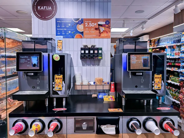 Latvia Riga Junio 2023 Dos Máquinas Café Con Diferentes Pasteles —  Fotos de Stock