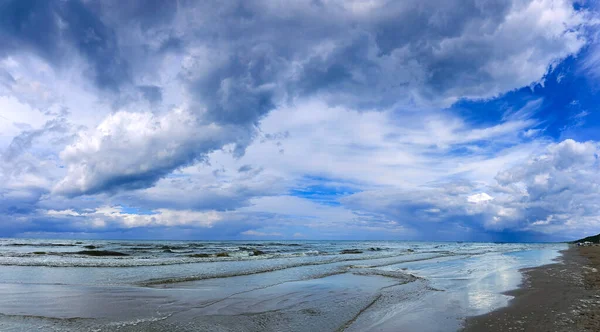 拉脱维亚Jurmala波罗的海上空的郁郁葱葱的积云 自然环境概念 积云变成了雷雨 海浪淹没了海岸 云在水中反射出来 — 图库照片