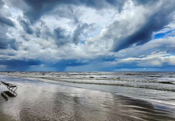 Πλούσια Πυκνά Σύννεφα Πάνω Από Βαλτική Θάλασσα Στην Jurmala Λετονία — Φωτογραφία Αρχείου