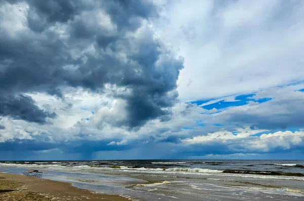 拉脱维亚Jurmala波罗的海上空的郁郁葱葱的积云 自然环境概念 积云变成了雷雨 海浪淹没了海岸 云在水中反射出来 — 图库照片