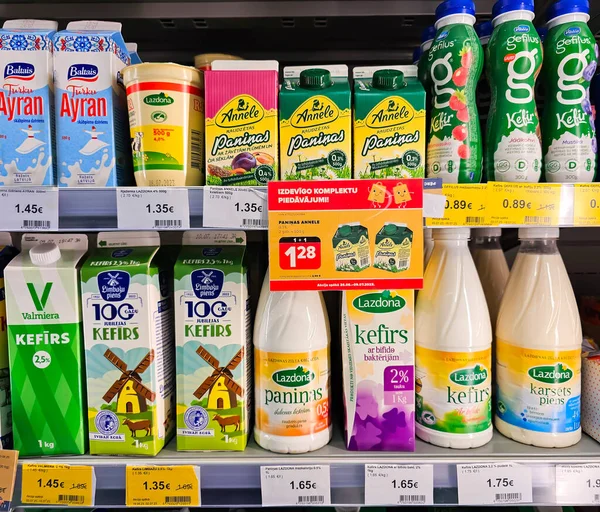 Latvia Riga Július 2023 Finom Egészséges Biotejtermékek Szupermarket Polcain Természetes — Stock Fotó