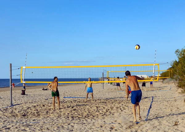 Lotyšsko Jurmala Července 2023 Skupina Mladých Mužů Hraje Plážový Volejbal — Stock fotografie