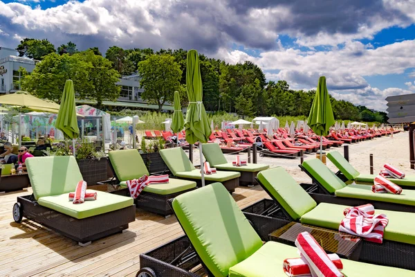 Lotyšsko Jurmala July 2023 Hotel Baltská Pláž Zelenými Lehátky Pro — Stock fotografie