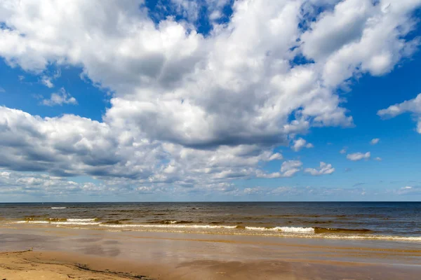 在平静的波罗的海上空 蓝天白云映入大海 阳光普照 自然在拉脱维亚拍摄 波罗的海拉脱维亚海岸 — 图库照片