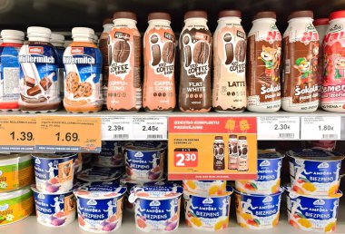 LATVIA, RIGA, 08, HAZİRAN, 2023: Süpermarket raflarında lezzetli ve sağlıklı biyosüt ürünleri. Süt yağı olmayan doğal ürünler. Gıda kalitesi kavramı.