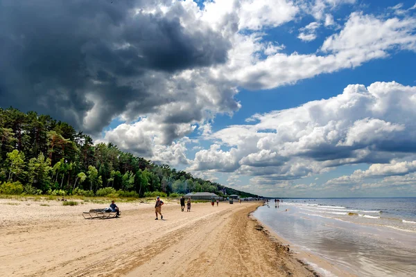 Латвия Юрмала Июля 2023 Люди Наслаждающиеся Отдыхом Пляже Балтийского Моря — стоковое фото