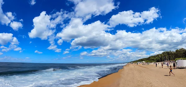 Lotyšsko Jurmala Červen 2023 Lidé Užívají Relaxaci Pláži Baltském Moři — Stock fotografie