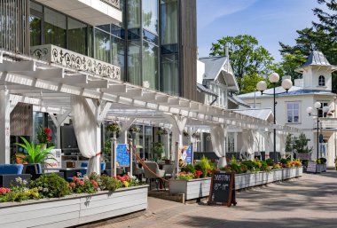 LATVIA, JURMALA, JUNE, 28, 2023: Majori tatil beldesi Jurmala 'daki Jomas Caddesi' ndeki Villa St. Maria Oteli 'nin yeni modern mimarisi. Letonya