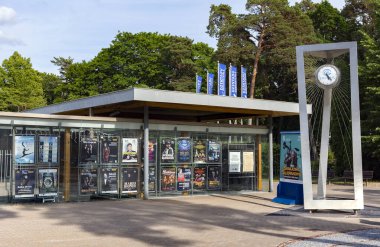 LATVIA, JURMALA, 10, JULY, 2023: Baltık Denizi kıyılarında bulunan Dzintari Konser Salonu kompleksi, Jurmala 'nın merkezinde. Letonya