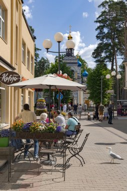LATVIA, JURMALA, MAJORI, 10 HAZİRAN, 2023: Majori, Jurmala, Letonya 'da Baltık Denizi yakınlarındaki Jomas caddesindeki kahve kafenin açık verandası