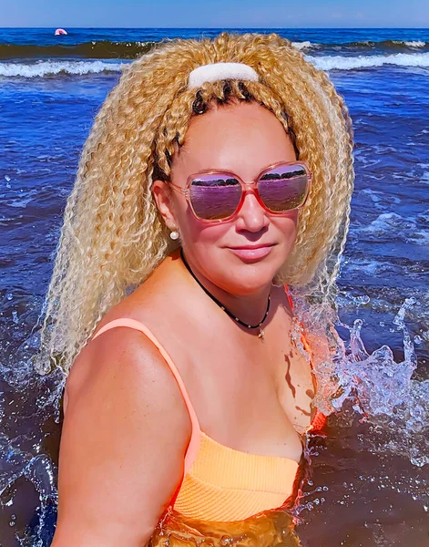 Pretty Woman Curly Hair Bright Swimsuit Sunglasses Splashing Waves Baltic — Stock Photo, Image