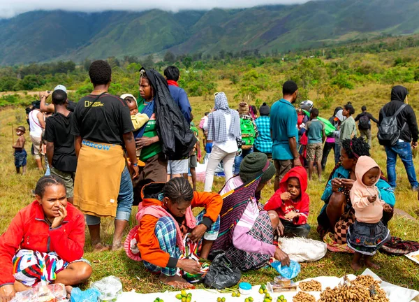 stock image INDONESIA, PAPUA NEW GUINEA, WAMENA, IRIAN JAYA, 20, AUGUST 2019: Papuans womans sell betel nut and peanuts on Baliem Valley festival in Wamena, New Guinea.