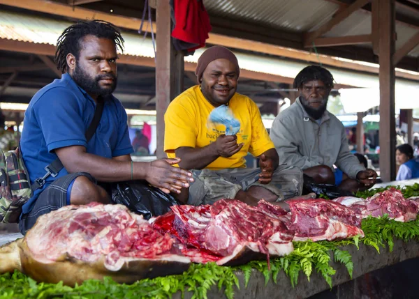 Inonesia Papua New Guinea Wamena Irian Jaya August 2019 Papumans社がパプアニューギニアのワメナ市場で大量の豚肉を販売 — ストック写真