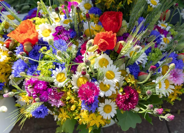 Grand Bouquet Fleurs Sauvages Été Avec Coquelicots Marguerites Bleuets Garnis — Photo