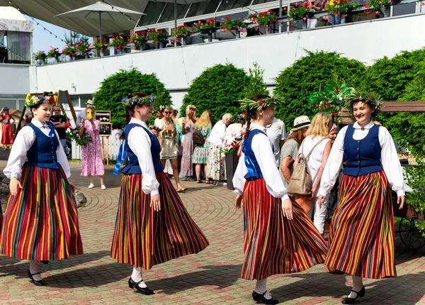 Latvia Jurmala July 2023 一个身着拉脱维亚民族服装的舞蹈团正在拉脱维亚Jurmala的夏至假日跳舞 真正的概念 — 图库照片