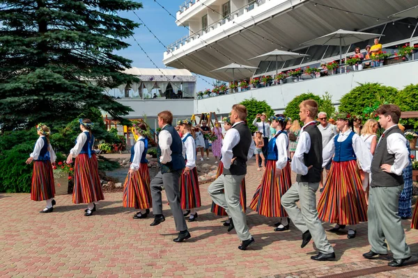 Łotwa Jurmala Lipiec 2023 Zespół Narodowych Łotewskich Kostiumach Tańczy Podczas — Zdjęcie stockowe