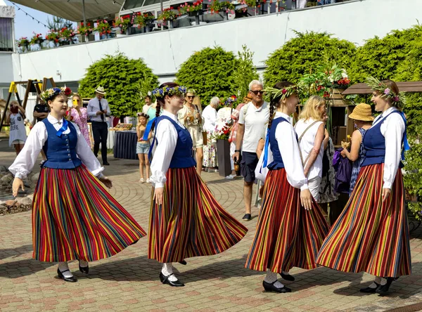 Latvia Jurmala June 2023 一个身着拉脱维亚民族服装的团体正在拉脱维亚Jurmala的夏至假日跳舞 真正的概念 — 图库照片