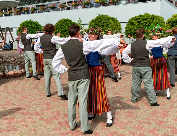 ラトビア ジュルマラ 2023年6月23日 ラトビアの民族衣装のアンサンブルがラトビアのジュルマラで夏の冬至の日に踊っています 本物のコンセプト — ストック写真