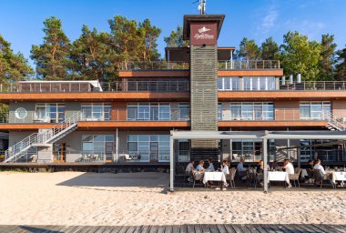 LATVIA, JURMALA, 15, JULY, 2023: Dzintari tatil beldesi Jurmala, Letonya 'da açık hava restoranı olan Butik Otel Işık Evi' nin yeni modern mimarisi.
