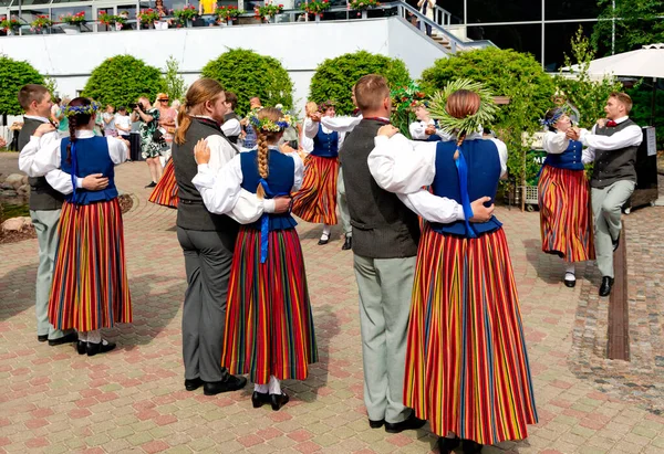Lettland Jurmala Juni 2023 Ein Ensemble Lettischen Nationaltrachten Tanzt Zur — Stockfoto