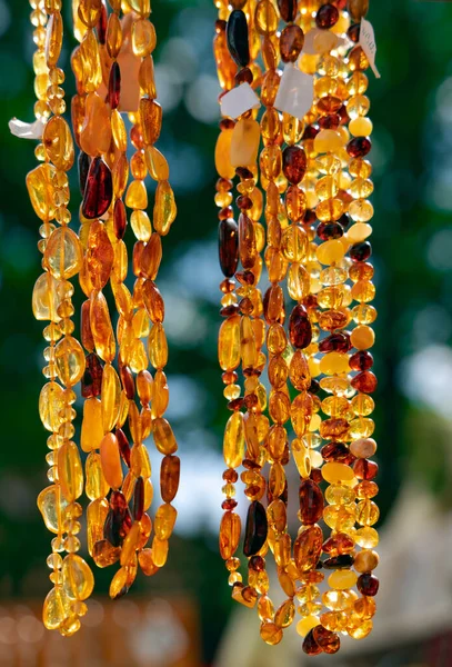 ジュルマラ州マオリのジョマス通りに異なる色とサイズのネックレス琥珀 観光客のための琥珀のお土産や贈り物 太陽の石 ジュエリーのための天然鉱物材料 琥珀色の質感 — ストック写真