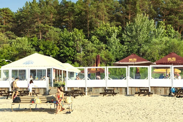 Latvia Jurmala July 2023 人们在拉脱维亚于尔马拉的Dzintari的波罗的海海滩上享受着放松的生活 Jurmala的健康和体育生活方式和活动 — 图库照片