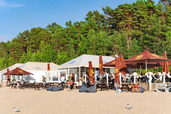 Lettonia Giurmala Luglio 2023 Persone Che Godono Relax Sulla Spiaggia — Foto Stock