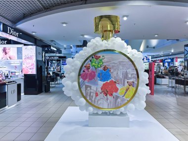 LATVIA, RIGA, 10, HAZİRAN, 2023: Riga, Letonya 'daki bir STOCKMANN alışveriş merkezinde beyaz balonlarla parfüm reklamları.