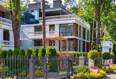 LATVIA, JURMALA, 18, JULY, 2023: Dzintari tatil beldesi Jurmala, Letonya 'daki özel konutun yeni modern mimarisi. Jurmala sahilinde kaliteli tatil kavramı.