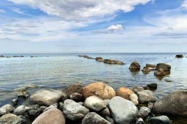 Kaltene Sahili, Letonya 'daki Roja Kasabası' na kadar uzanan buzul taşlarıyla kaplıdır. Kaltene Sahili güzel bir sahil tatili ve sahil yürüyüşü için harika bir yerdir..