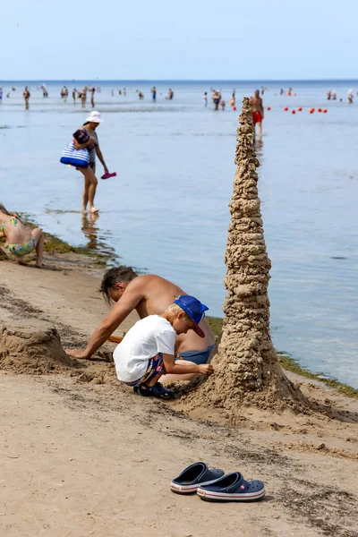 Λεττονια Jurmala Ιουλιου 2023 Πατέρας Και Γιος Χτίζουν Κάστρα Άμμου — Φωτογραφία Αρχείου
