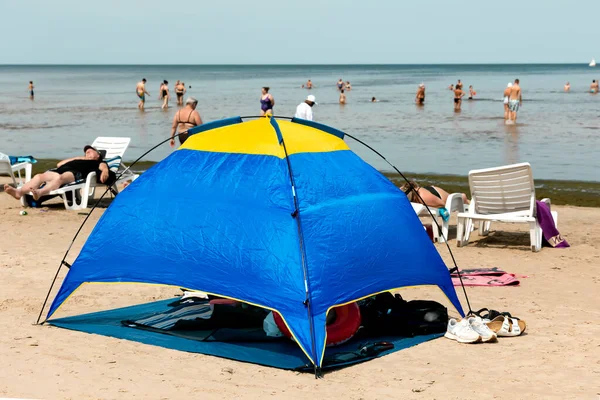 Latvia Jurmala July 2023 海岸での良い休息のための太陽のテント ジュラマラの穏やかな水と休暇を持つバルト海の海岸線 ラトビア Uv保護と旅行コンセプト — ストック写真