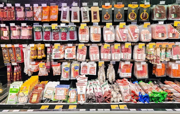 Latvia Riga July 2023 ハイパーマーケット リガの大きな食品セクションでさまざまな肉製品と棚 ラトビア さまざまなメーカーからの肉製品の大規模な選択 — ストック写真