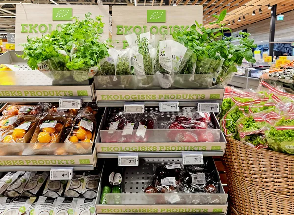 Latvia Riga July 2023 新鮮な芳香族の庭は リミバルティックハイパーマーケット リガの棚にハーブや他のエコ製品をポットしました ラトビア バルトはバルト諸国における主要な小売業者である — ストック写真