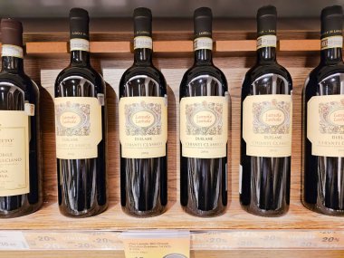 LATVIA, RIGA, 20, HAZİRAN, 2023: Duelame Chianti Classico yakut kırmızı şarap ahşap raflarda şarap, alışveriş merkezinde, Riga. Letonya