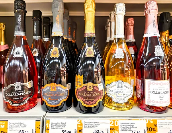 Латвия Рига Июля 2023 Шампанское Коллар Пикар Прилавке Гипермаркета Риге — стоковое фото
