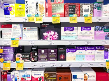 LATVIA, RIGA, 25, JULY, 2023: Riga, Letonya 'daki alışveriş merkezlerindeki eczane raflarındaki sağlıklı cilt ve saç için farklı üreticilerden mineraller ve vitaminler.