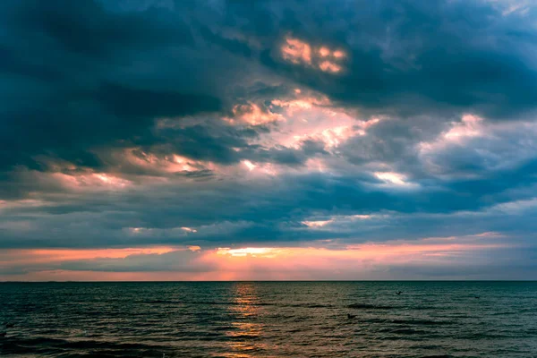 Pôr Sol Mágico Com Nuvens Escuras Tempestade Acima Mar Báltico — Fotografia de Stock