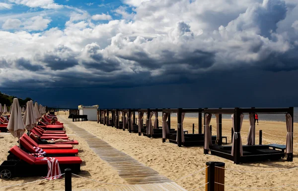 Latvia Jurmala July 2023 在拉脱维亚Jurmala的雷云背景下 在波罗的海附近的海滩上 有柔和的日光浴 — 图库照片