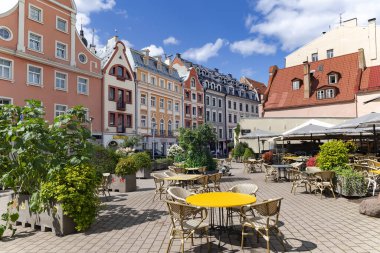 LATVIA, RIGA, 20, HAZİRAN, 2023 - Riga Eski Kasabası 'nın Panorama caddeleri ile Letonya' nın başkenti Riga, Town Hall Square yakınlarında açık hava kafeleri