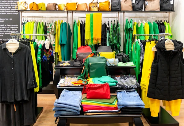 拉脱维亚 2023年7月20日 里加购物中心的当代女性穿着鲜艳的黄绿色和黑色衣服 拉脱维亚 — 图库照片
