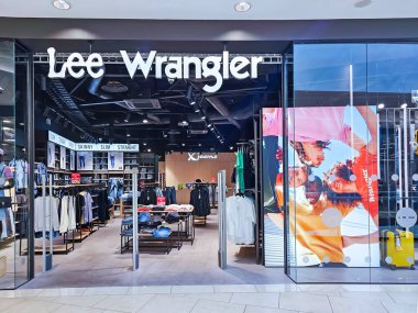 LATVIA, RIGA, 25, JULY, 2023: Alfa alışveriş merkezindeki en ikonik ve en sevilen kot markalarına sahip Lee Wrangler mağazası, Riga. Letonya.