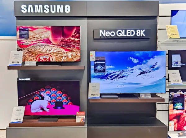Letonya, Riga, 25 Temmuz 2023 - Yeni nesil büyük Samsung televizyonlu modern elektronik Showroom, teknoloji NEO QLED 8K Riga, Letonya 'daki alışveriş merkezinde