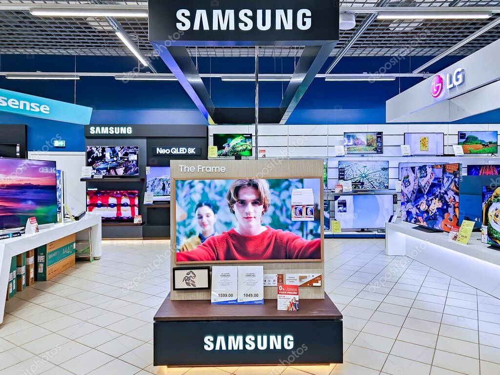 Letonia, Riga, 25, julio, 2023 Showroom of modern electronics with